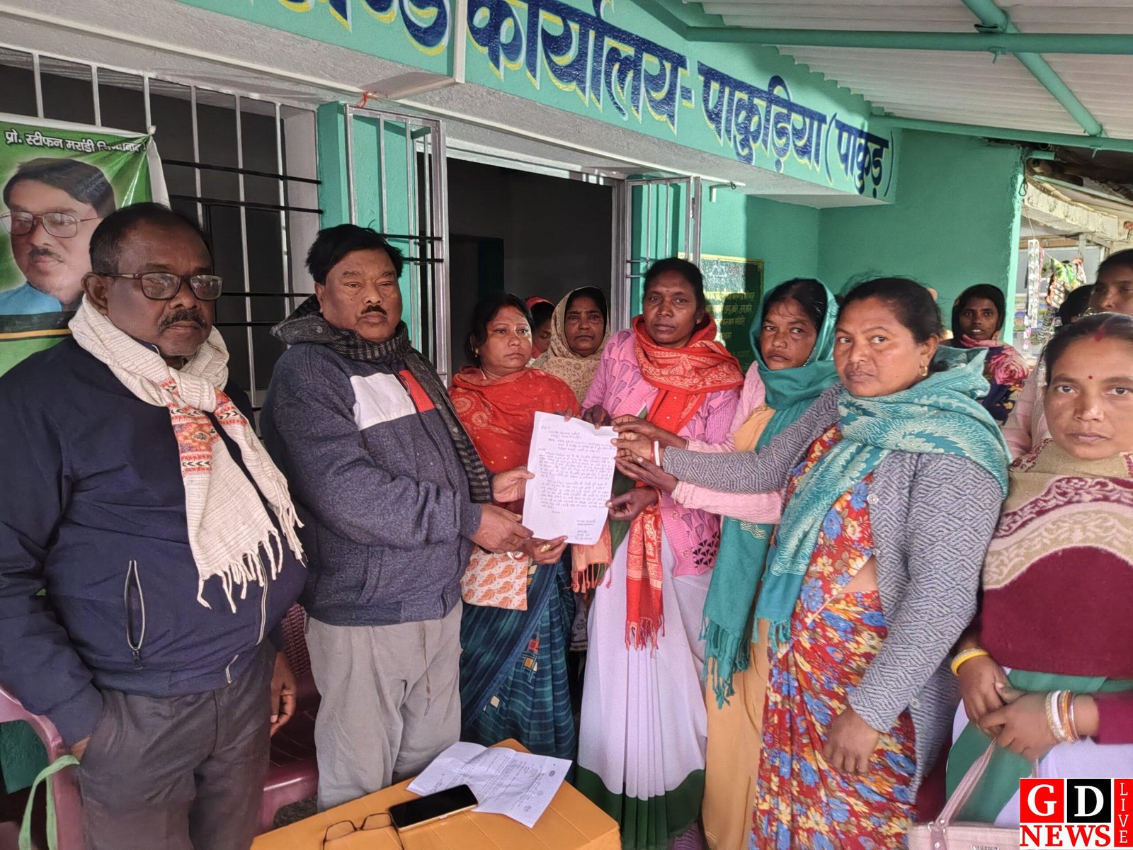 स्वस्थ सहियाओं का प्रतिनिधिमंडल विधायक से मिला, मांगों को लेकर सौंपा ज्ञापन।