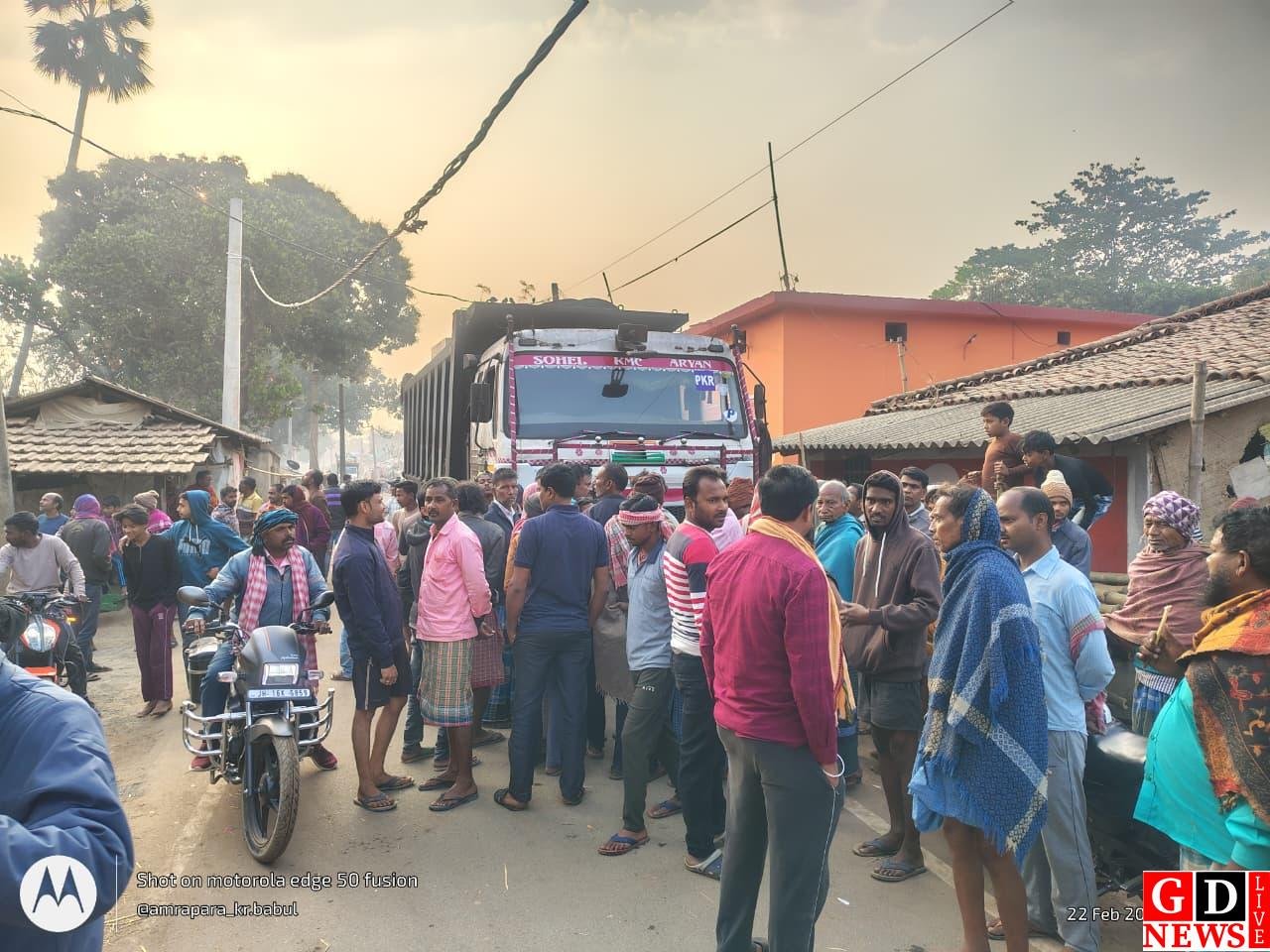 अवैध रूट पर दौड़ी कोयला हाइवा ने तोड़ा बिजली का खंभा व तार, बिजली व्यवस्था ध्वस्त।