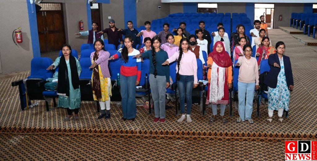 ‘आपदा योद्धा’ बनेंगे पाकुड़ के युवा, जिले को मिलेंगे प्रशिक्षित आपदा मित्र 7 img 20260202 wa00375503832479302656229