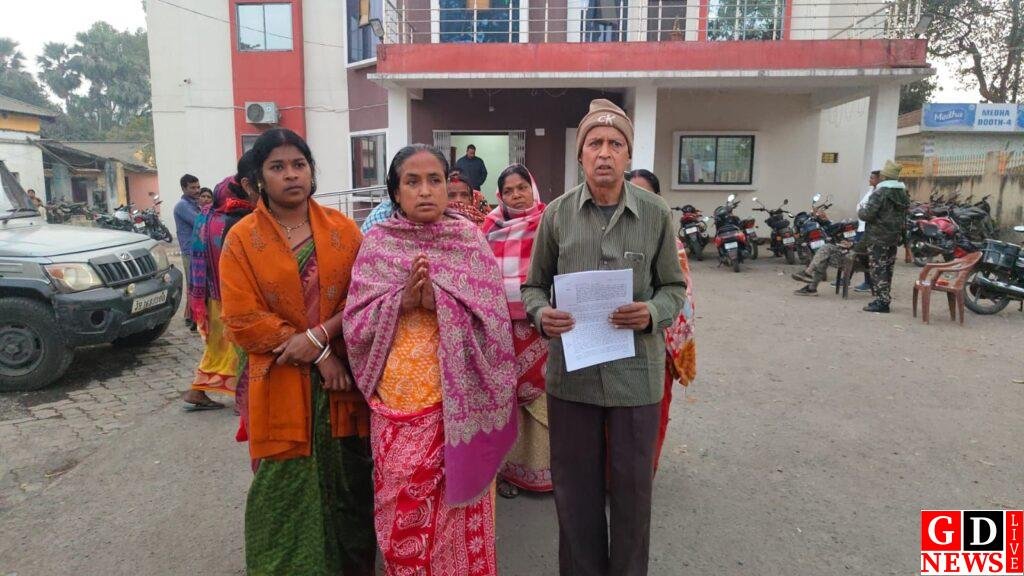 बस हादसे के बाद दर्ज एफआईआर से ग्रामीणों में चिंता,थाने पहुँचे लोगों पुलिस प्रशासन से कैस उठाने की उठाई मांग 7 img 20260202 wa00533932142354518276586