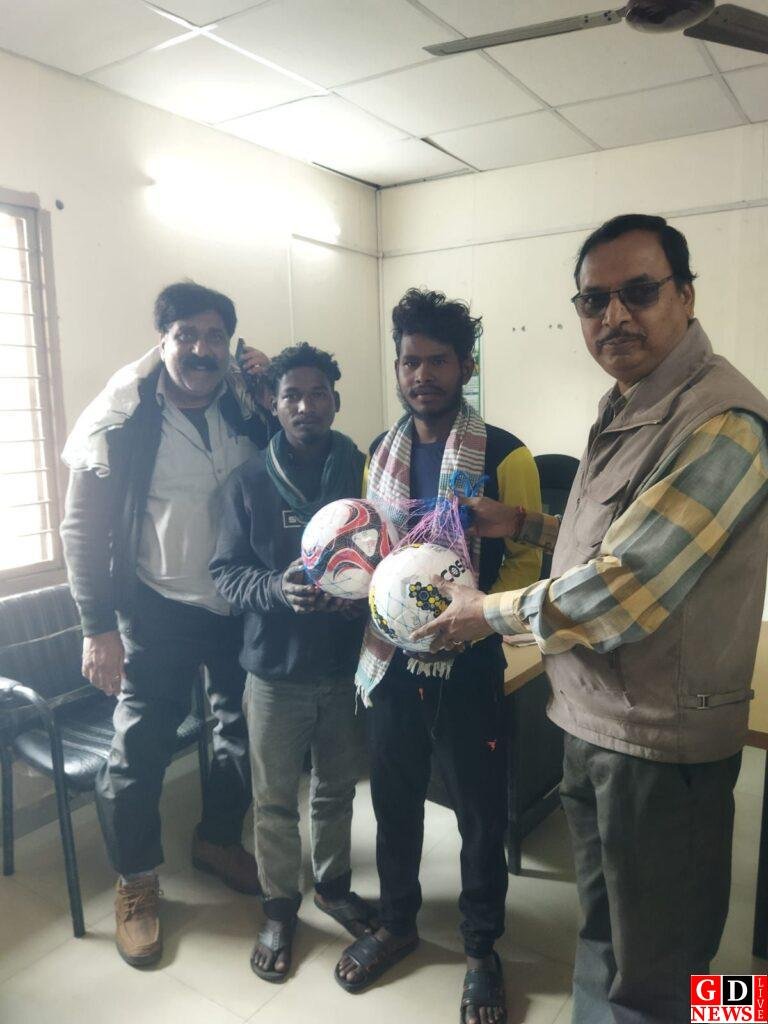 डीबीएल की पहल से गांव का खिलाड़ी मुंबई में एशिया टैलेंट हंट खेलने रवाना, आलू बेड़ा टीम को जर्सी-फुटबॉल। 7 img 20260204 wa00134269457817761495483