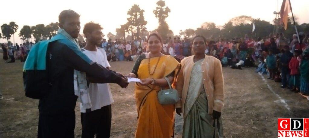 लखीपोखर फुटबॉल फाइनल में पहुंचीं जिप अध्यक्ष जूली हेंब्रम, विजेता टीम को किया सम्मानित 7 img 20260211 wa00247293317052008661986