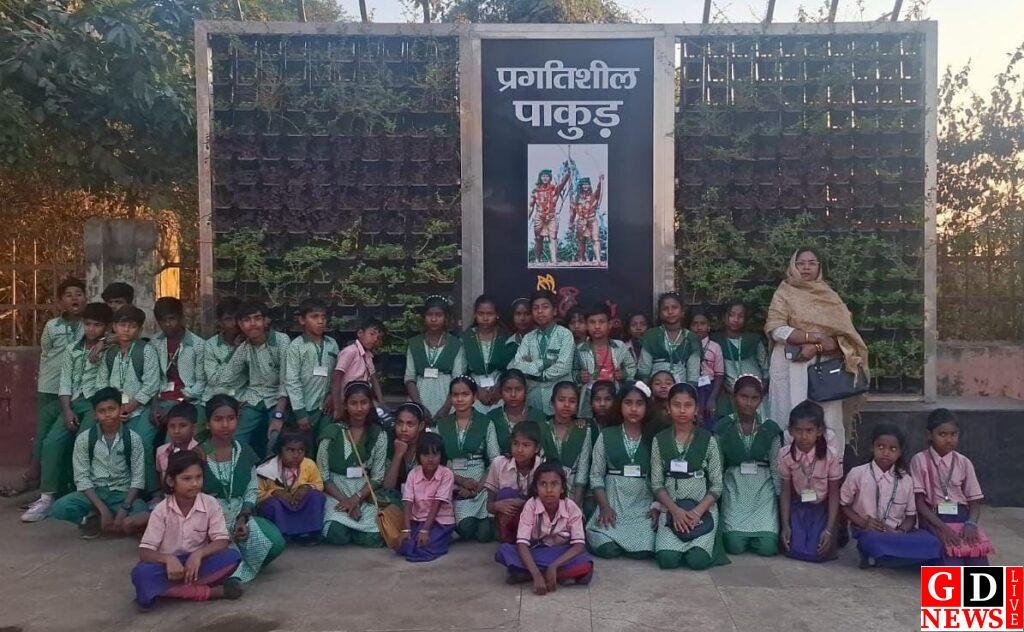 वेतन से बच्चों को घुमाया पाकुड़, प्रधानाचार्य ने पेश की अनूठी मिसाल 7 img 20260215 wa00244905519570861481662