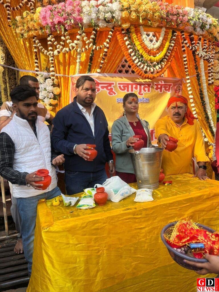 महाशिवरात्रि के अवसर पर हिंदू जागृति मंच ने शिव भक्तों के बीच सेवा भावना का दिया परिचय 9 img 20260215 wa01008606136570695072370