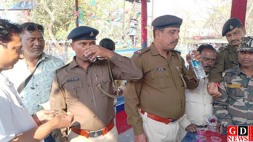 फाइलेरिया उन्मूलन को पुलिस का भरोसेमंद संदेश, थाना प्रभारी ने खुद खाई दवा 7 img 20260216 wa00493880957646444736453