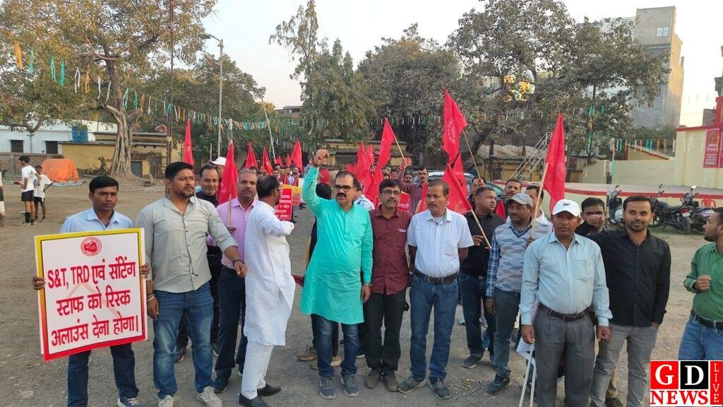 रेलवे में स्टाफ संकट पर गरजे कर्मचारी, पाकुड़ में यूनियन की सशक्त रैली। 7 img 20260218 wa00351247818757626834800