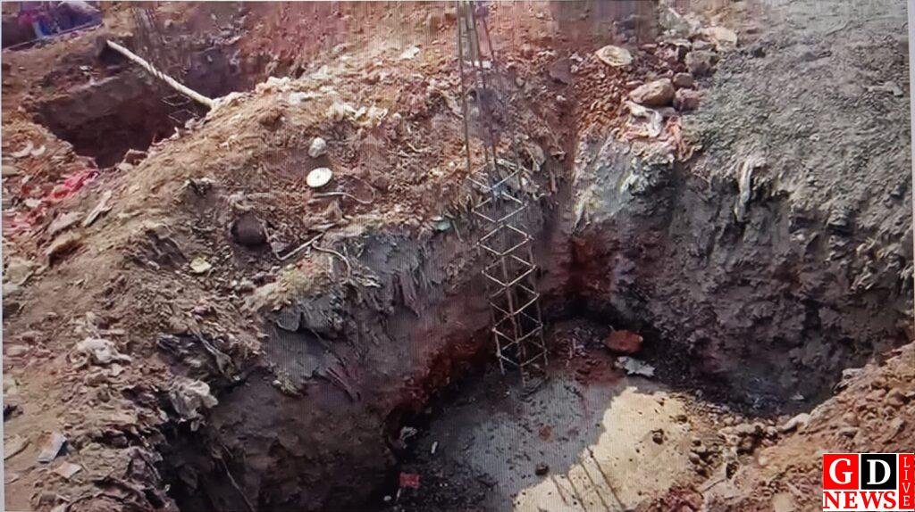 गोचर जमीन पर आंगनबाड़ी भवन निर्माण का विरोध, ग्रामीणों ने रुकवाया काम 7 img 20260219 wa00517867152069042917691