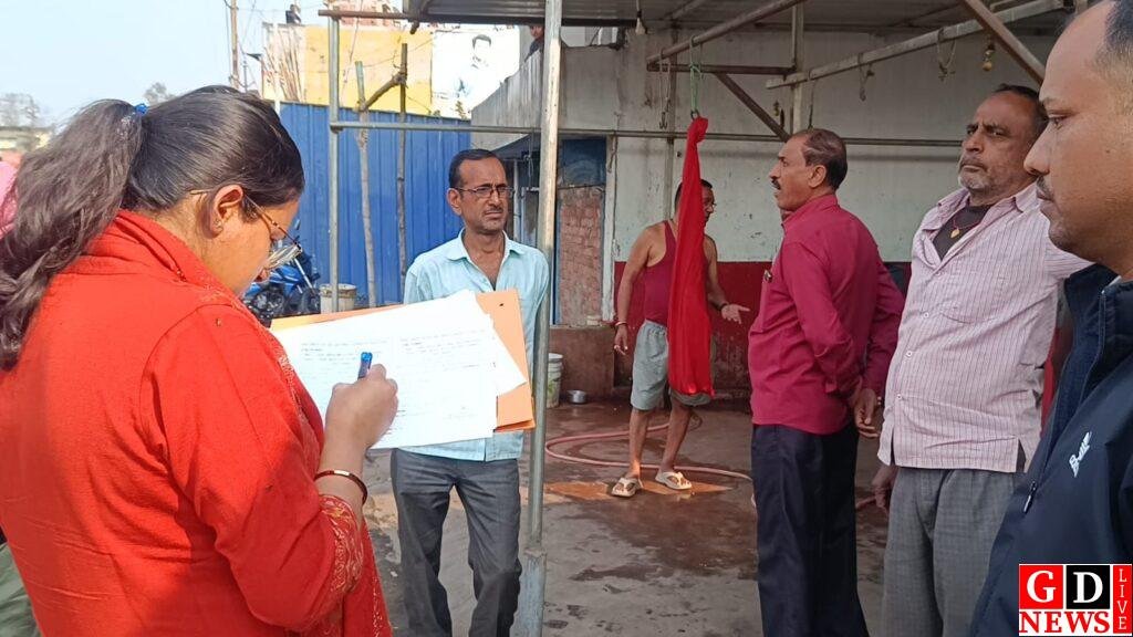 खाद्य सुरक्षा विभाग द्वारा मीट एवं चिकन दुकानों की सघन जांच, कई दुकानों पर जुर्माना एवं नोटिस जारी 8 img 20260219 wa04144417363802596777859