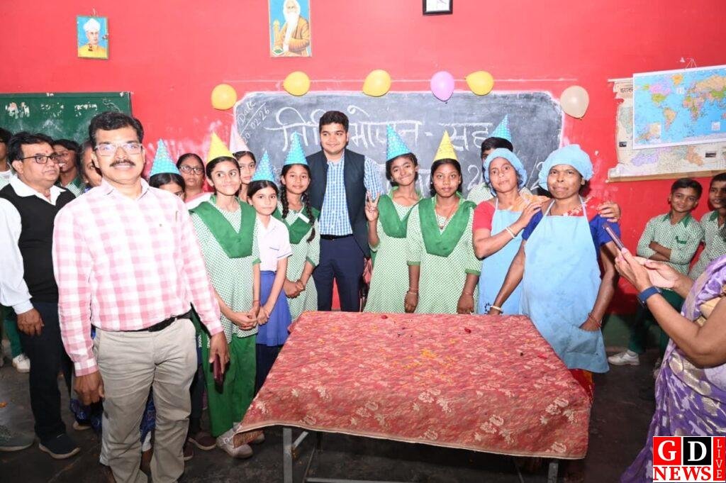 स्कूल में बच्चों के साथ भोजन, उपायुक्त मनीष कुमार ने साझा की खुशियाँ 8 img 20260220 wa00163019151616311773323