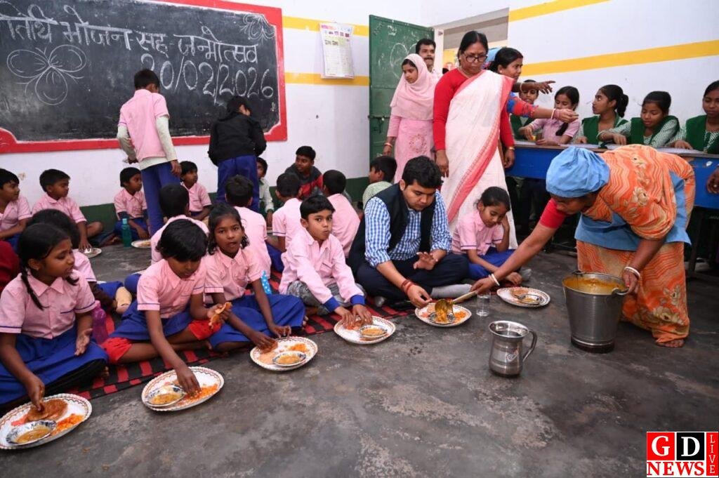स्कूल में बच्चों के साथ भोजन, उपायुक्त मनीष कुमार ने साझा की खुशियाँ 7 img 20260220 wa00176030114750343087779