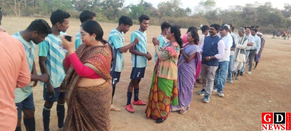 खेल से युवाओं को आगे बढ़ाने का संदेश, फुटबॉल फाइनल में पहुंचीं झामुमो नेत्री उपासना मरांडी। 7 img 20260220 wa00355995086457659351226