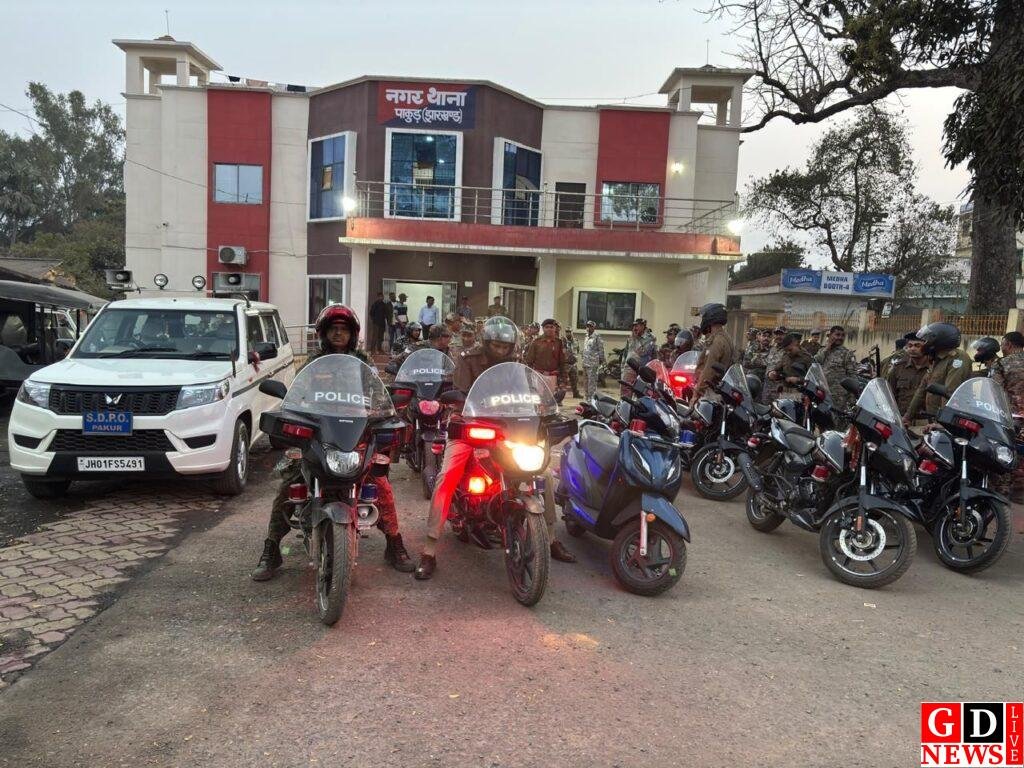 मतदान से पहले पुलिस अलर्ट, जवानों को ब्रीफिंग, शहर में निकला फ्लैग मार्च। 8 img 20260221 wa0029834644392164688063