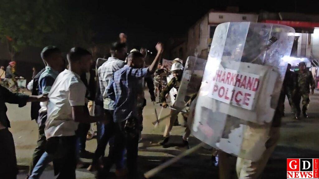 पाकुड़ में फ्लैग मार्च के साथ मॉक ड्रिल, उपद्रवियों की काल्पनिक गिरफ्तारी 7 img 20260221 wa00642669394610339123373