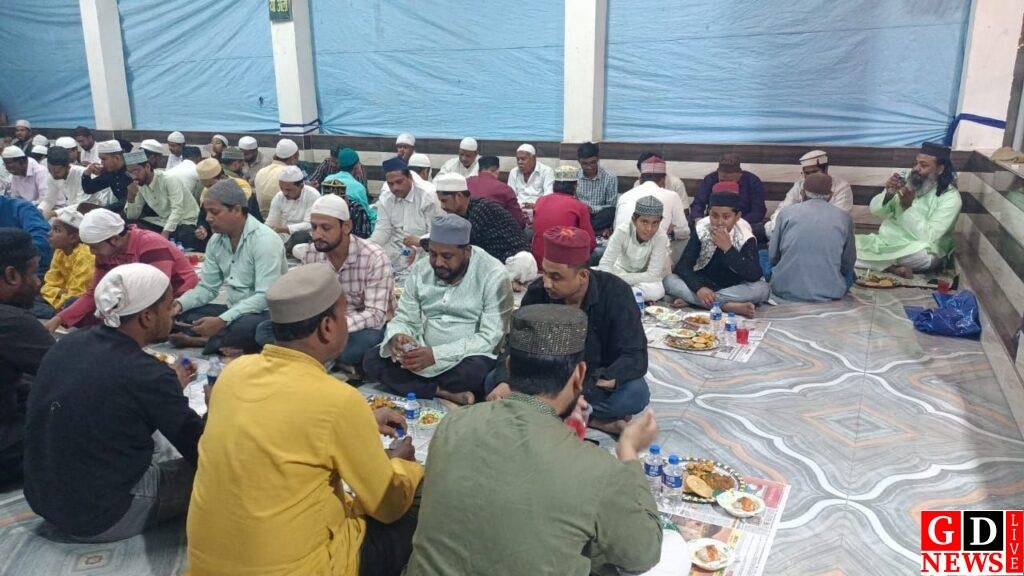 पाकुड़ में हाजी तनवीर ने दिया भव्य इफ्तार पार्टी, गंगा-जमुनी तहज़ीब की दिखी झलक 7 img 20260226 wa00472904959083578123760