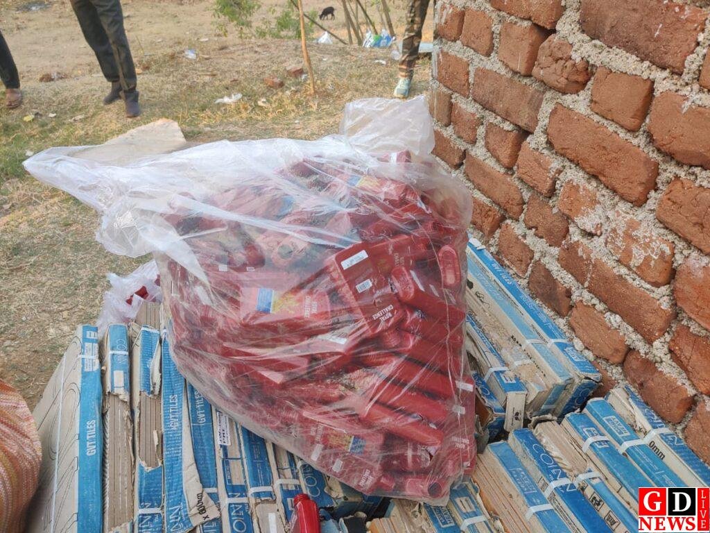 रामगढ़-रांची बॉर्डर पर अवैध शराब पैकेजिंग सामग्री के साथ बड़ी कार्रवाई, भारी मात्रा में खाली बोतल एवं लेबल बरामद 10 img 20260226 wa0084916288356375992059
