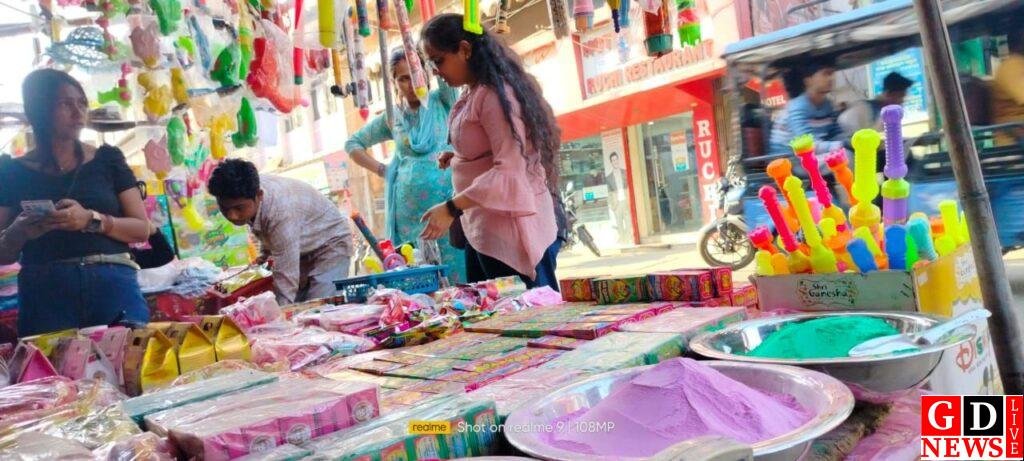होली से पहले बाजारों में रंगों की बहार, पिचकारियों से लेकर मुखौटों तक बढ़ी खरीदारी। 7 img 20260228 wa00411830872528602505436