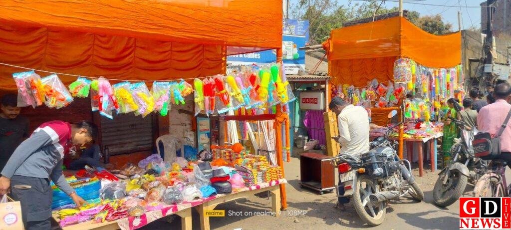 होली से पहले बाजारों में रंगों की बहार, पिचकारियों से लेकर मुखौटों तक बढ़ी खरीदारी। 8 img 20260228 wa00425392376246187632240