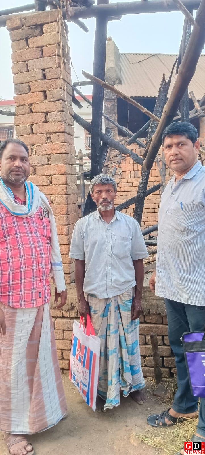 आग में जलकर राख हुआ गरीब का घर, विधायक निशात आलम के निर्देश पर तत्काल मिली राहत।