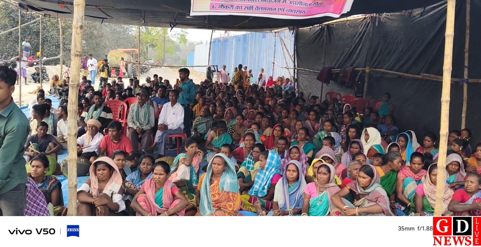 पचुवाड़ा नार्थ कोल ब्लॉक में विस्थापितों का अनिश्चितकालीन चक्का जाम, खनन-परिवहन ठप।