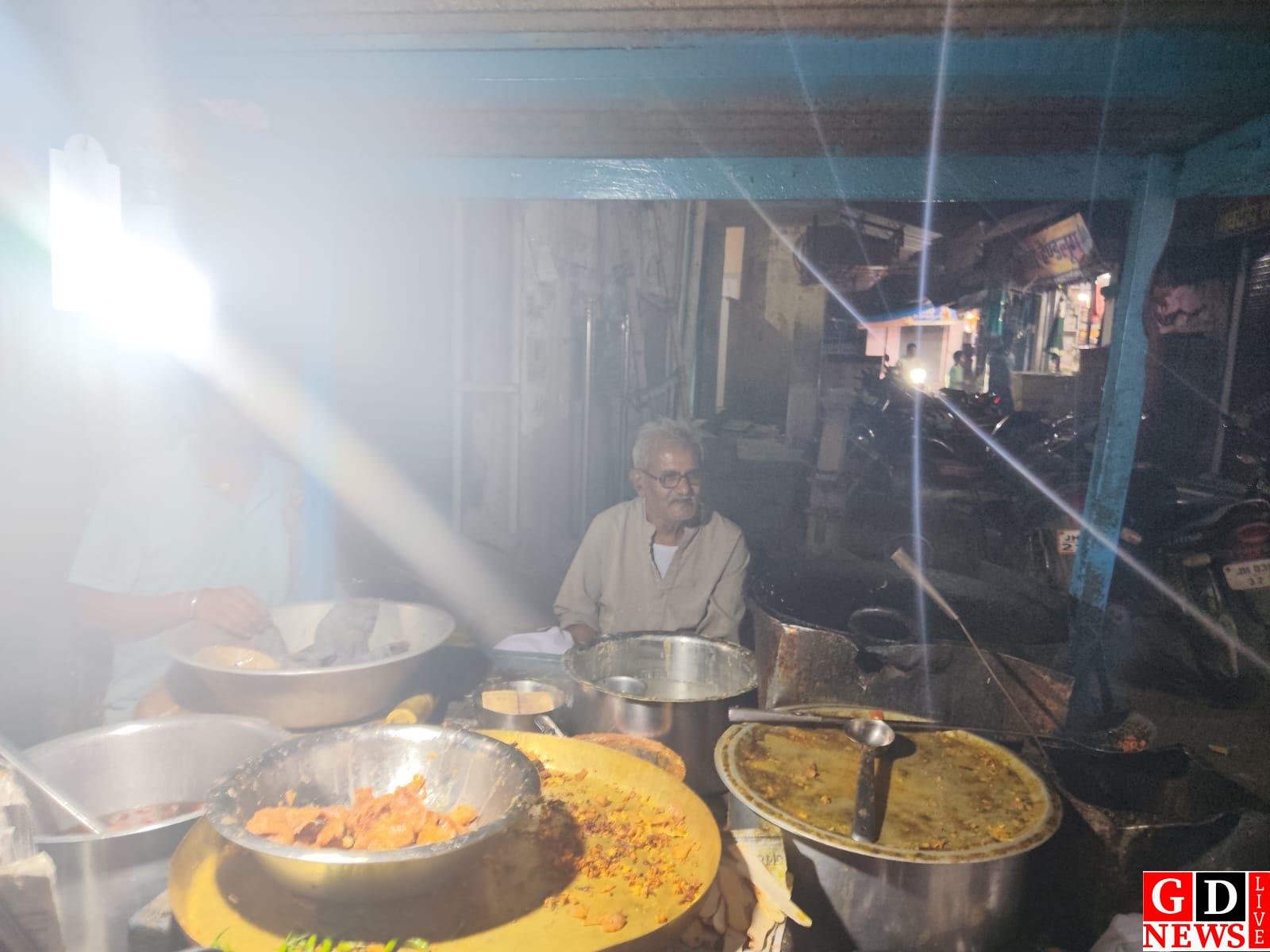 डाल्टनगंज में गैस संकट से ठेलेवालों की बढ़ी चिंता, “कल से दुकान बंद करनी पड़ सकती है….