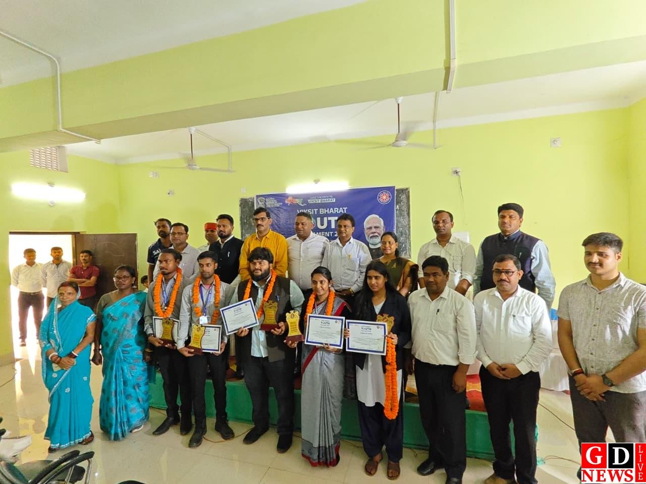 युवा संसद में युवाओं ने रखा लोकतंत्र पर सशक्त पक्ष, बमभोला उपाध्याय