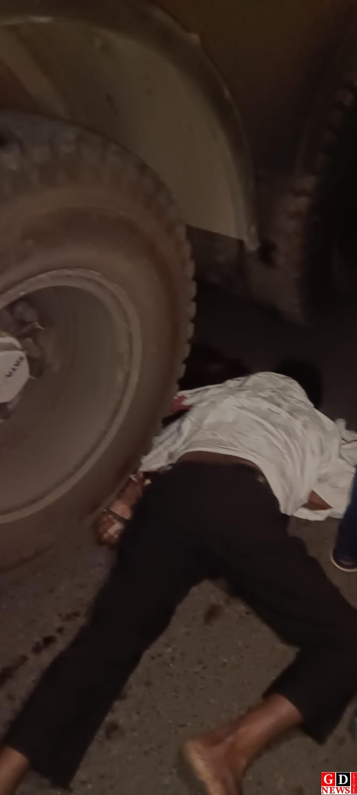 तेज रफ्तार ट्रेलर की चपेट में आए बाइक सवार की मौत।