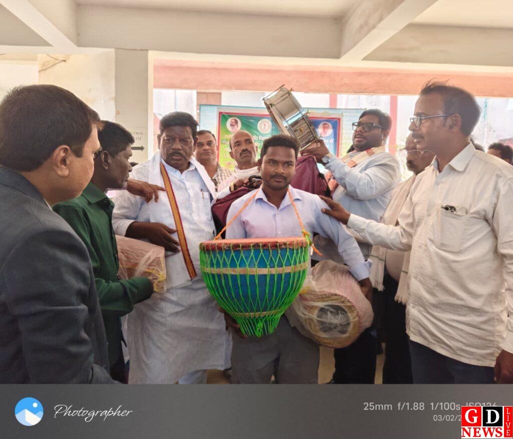 विधायक हेमलाल मुर्मू ने ग्राम प्रधानों को सौंपे पारम्परिक वाद्ययंत्र, आदिवासी संस्कृति संरक्षण का दिया संदेश। 10 img 20260302 wa00253752085026162703554