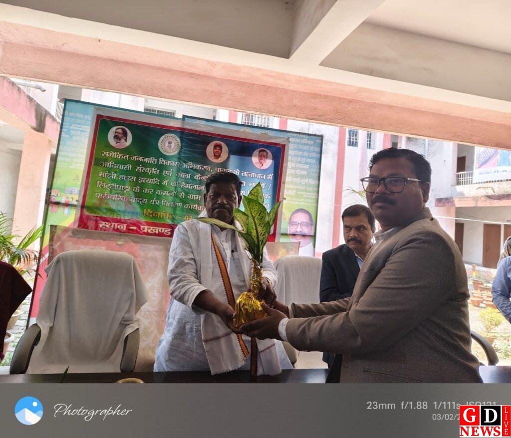 विधायक हेमलाल मुर्मू ने ग्राम प्रधानों को सौंपे पारम्परिक वाद्ययंत्र, आदिवासी संस्कृति संरक्षण का दिया संदेश। 8 img 20260302 wa00282695650387608433575