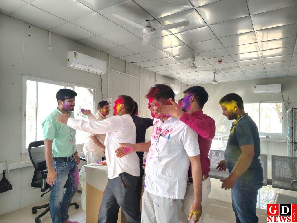 सामुदायिक स्वास्थ्य केंद्र पाकुड़िया में होली मिलन समारोह, स्वास्थ्यकर्मियों ने बांटी खुशियां। 7 img 20260303 wa00191108991790240063167