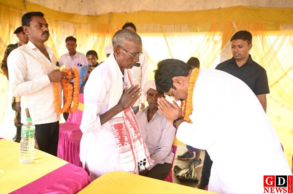 धवैया में आयोजित सरहुल पूजा में शामिल हुए मंत्री- योगेंद्र प्रसाद महतो 8 img 20260305 wa00222145812366078251157