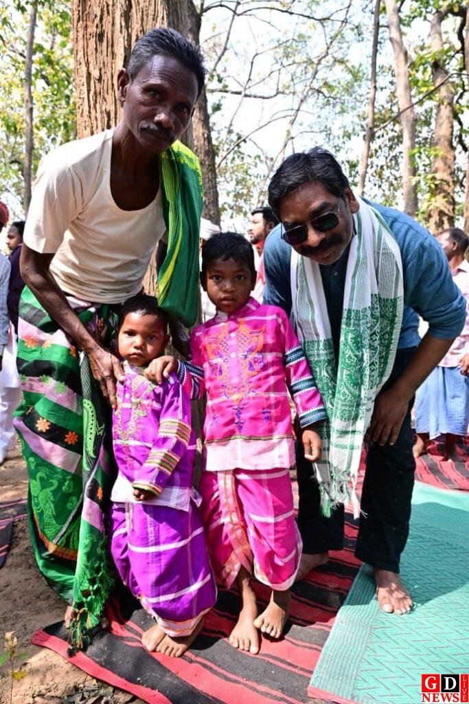 मुख्यमंत्री हेमन्त सोरेन अपने पैतृक गांव नेमरा में आयोजित 'बाहा पर्व' में हुए सम्मिलित। 8 img 20260305 wa00327500098620808860570