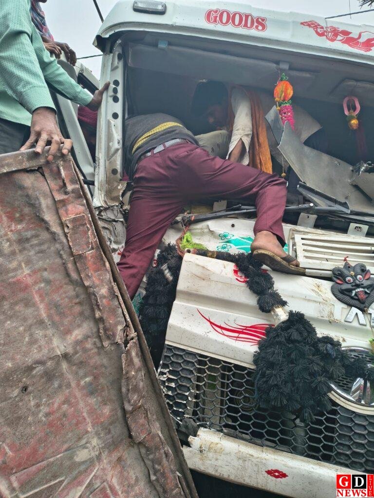 पाकुड़ में हाईवा और ट्रक की आमने-सामने टक्कर, चालक घायल 7 img 20260313 wa00131938481948536358846