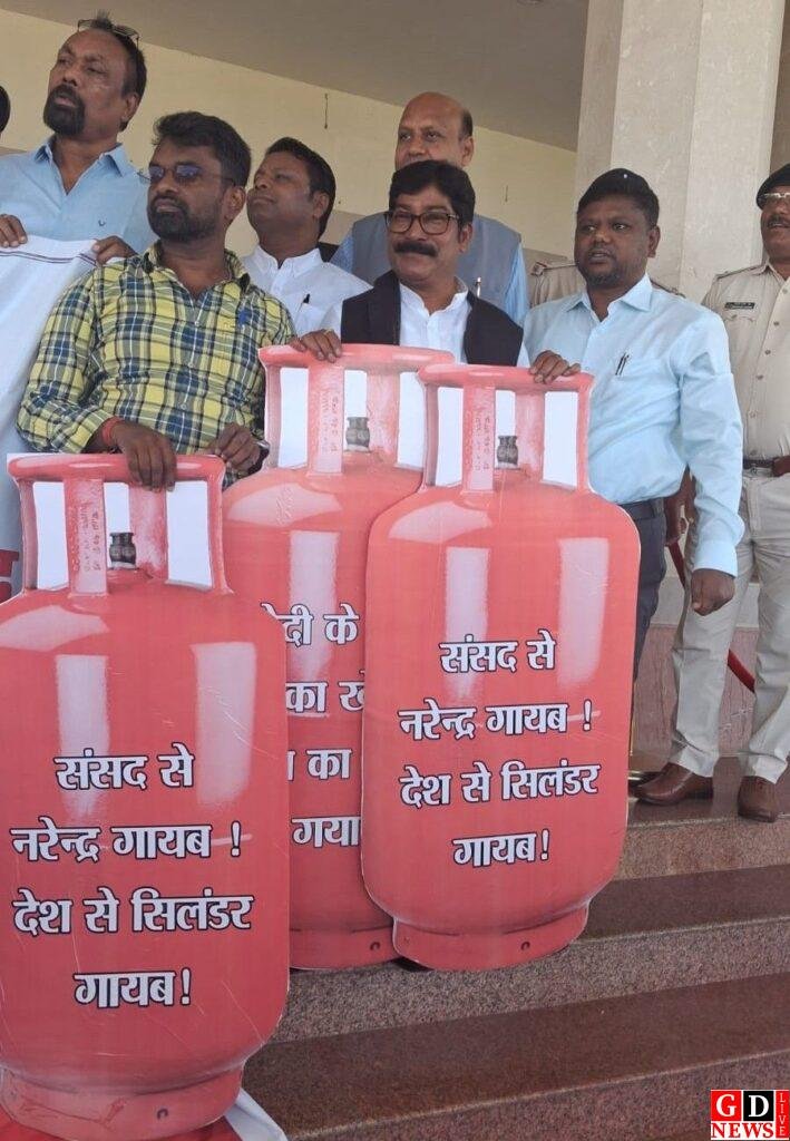 गैस सिलेंडर की किल्लत पर झारखंड विधानसभा में हंगामा, सत्तापक्ष ने केंद्र के खिलाफ किया प्रदर्शन 7 img 20260313 wa00271601169816083624022