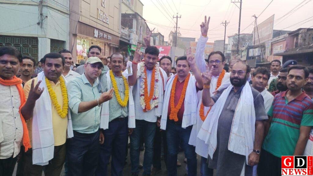 राणा ओझा उपाध्याय की जीत पर पाकुड़ में भव्य विजय जुलूस, गाजे-बाजे के साथ समर्थकों ने मनाया जश्न। 7 img 20260313 wa00703045123802018832411