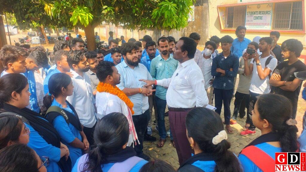 अंग्रेजी परीक्षा के दिन शिक्षक नदारद, एबीवीपी ने केकेएम कॉलेज गेट पर जड़ा ताला 7 img 20260314 wa00385123257559729119220