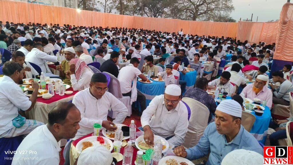 कमलघाटी में झामुमो जिलाध्यक्ष अजीजुल इस्लाम की भव्य इफ्तार पार्टी, हजारों रोजेदार हुए शामिल 7 img 20260314 wa00444067800330737898435