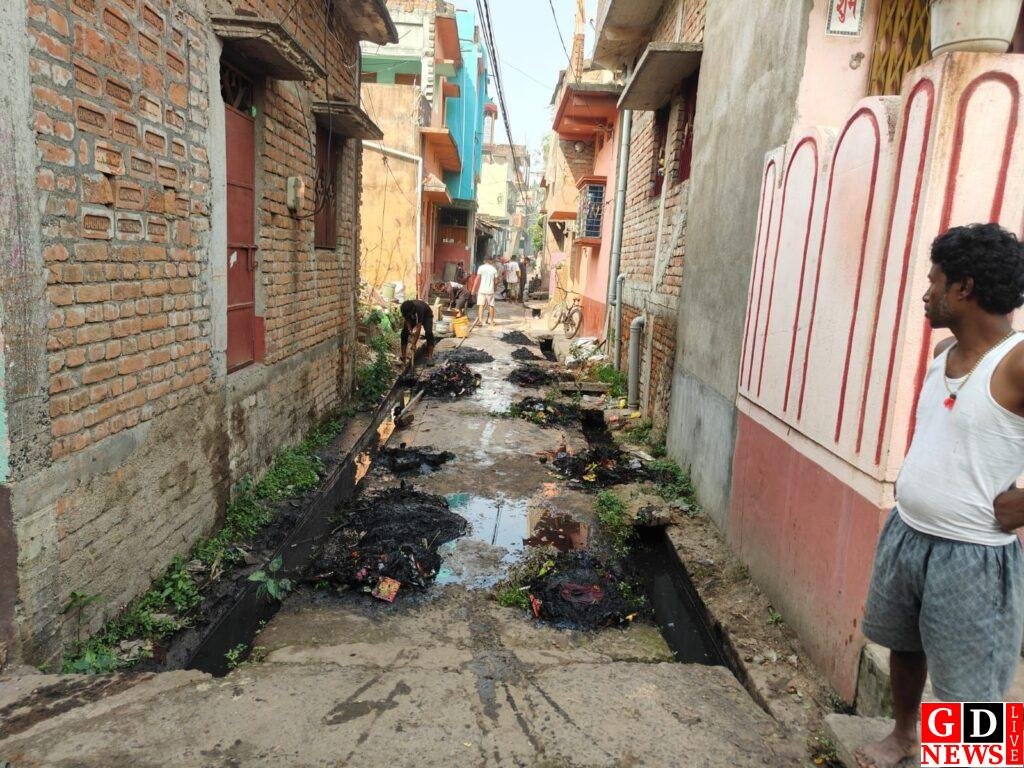 वार्ड 15 में जनसमस्याओं के समाधान की पहल, नामुपाड़ा में चापाकल मरम्मत व नाली सफाई 7 img 20260314 wa00533777538781102992026