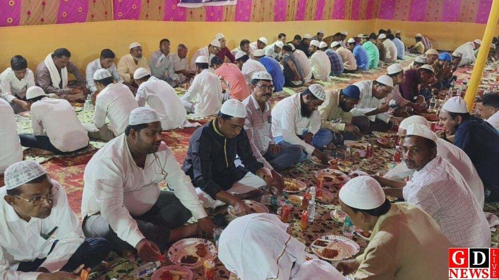 एसडीपीओ के आवास पर भव्य इफ्तार पार्टी, हजारों रोजेदारों ने साथ बैठकर खोला रोजा। 7 img 20260316 wa0040290011070195764971