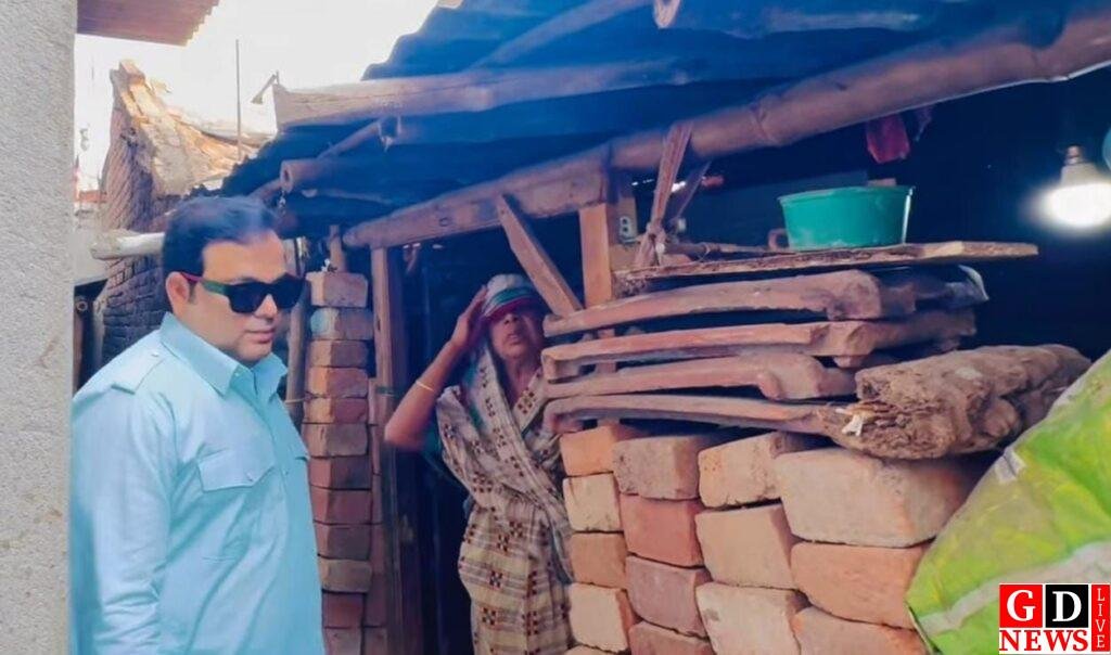 बुजुर्ग मां की बदहाल हालत देख भावुक हुए अजहर इस्लाम, पक्का घर बनवाने का किया वादा 8 img 20260316 wa00714246089838595098243