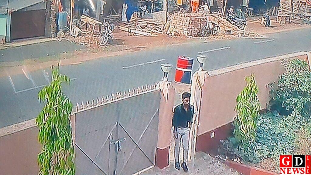 आभूषण साफ करने के बहाने 20 ग्राम सोने की चेन ले उड़े ठग, वारदात सीसीटीवी में कैद 7 img 20260318 wa0162237553818940664491