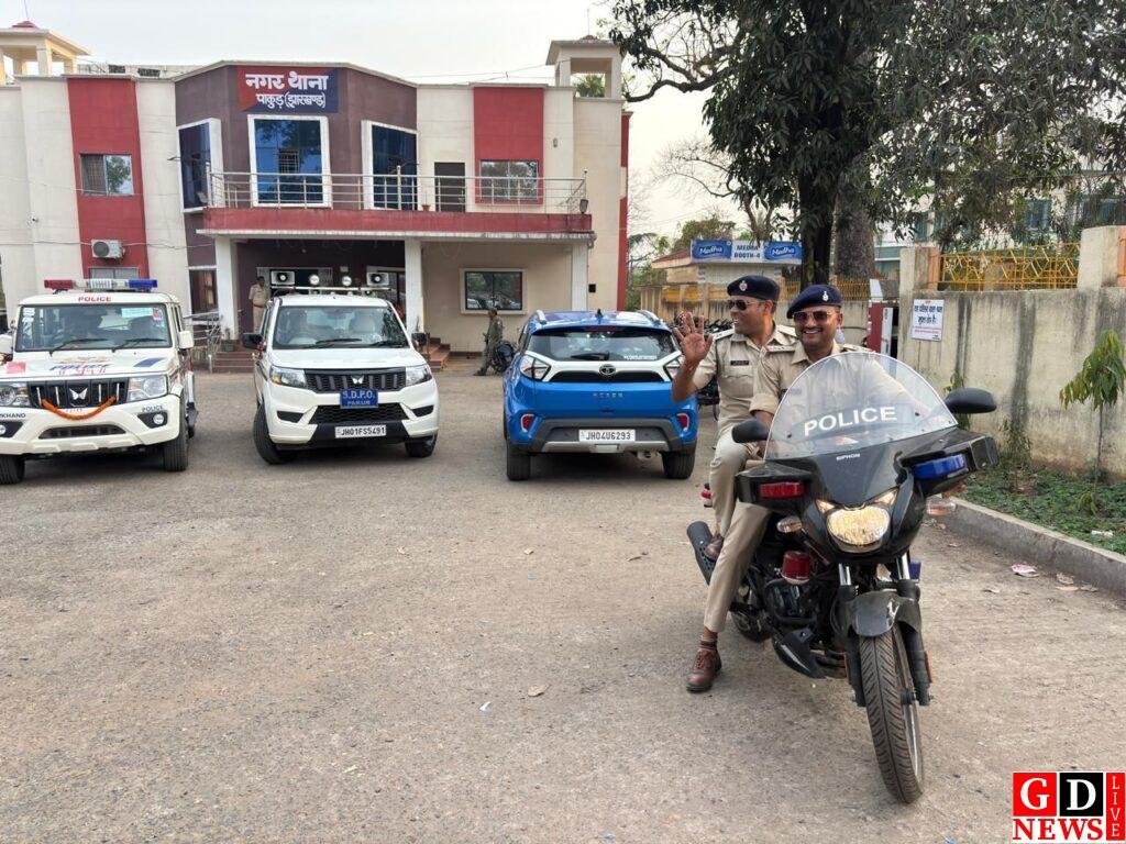 ईद,रामनवमी व सरहुल को लेकर पाकुड़ पुलिस का फ्लैग मार्च, सुरक्षा का भरोसा। 7 img 20260319 wa00504678381269369679185