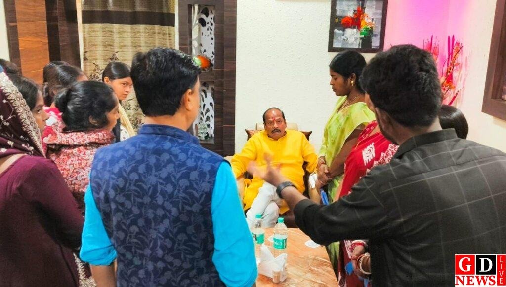 सड़क हादसे के बाद दर्ज प्राथमिकी से दहशत, न्याय की आस में रघुवर दास के दर पहुंचे ग्रामीण। 7 img 20260321 wa00567873957000343912525