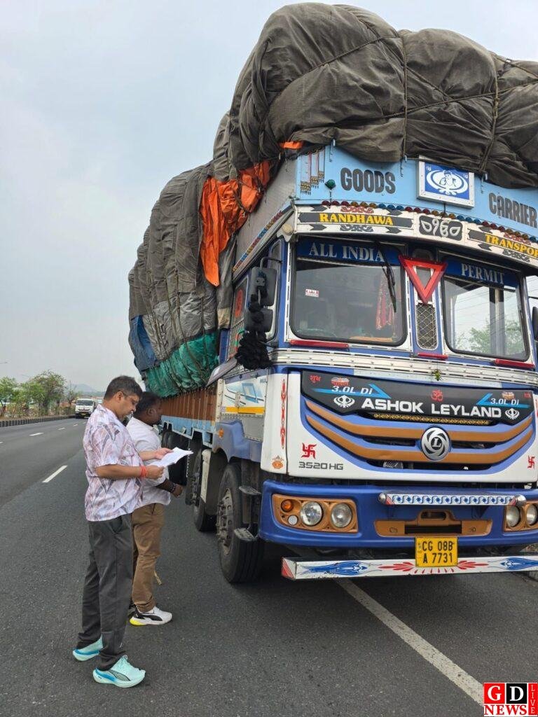 उपायुक्त, रामनिवास यादव के निर्देशानुसार आज जिला परिवहन पदाधिकारी, संतोष कुमार ने जीटी रोड डुमरी के पास भारी/ओवरलोडेड वाहनों के विरुद्ध सघन जांच अभियान चलाया 8 img 20260321 wa00723883272750673458567