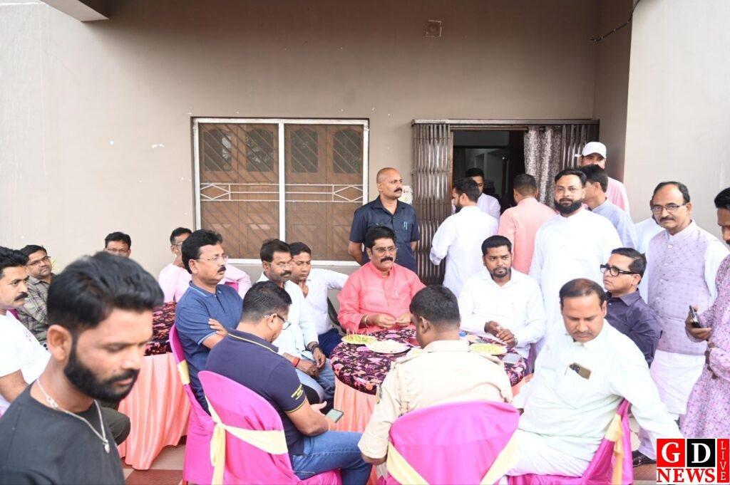 कोदवाटांड़ में आयोजित ईद मिलन समारोह में शामिल हुए मंत्री योगेंद्र प्रसाद महतो 10 img 20260321 wa01518002740274146254320