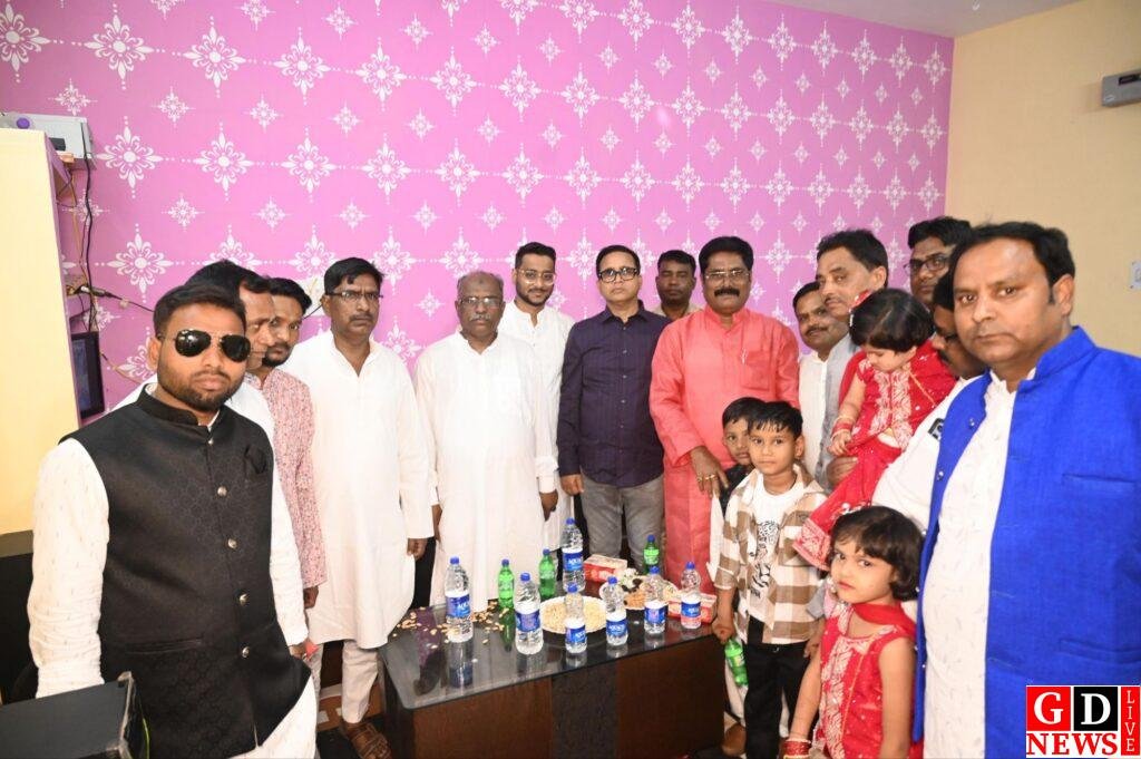 कोदवाटांड़ में आयोजित ईद मिलन समारोह में शामिल हुए मंत्री योगेंद्र प्रसाद महतो 11 img 20260321 wa01621221451667020261344