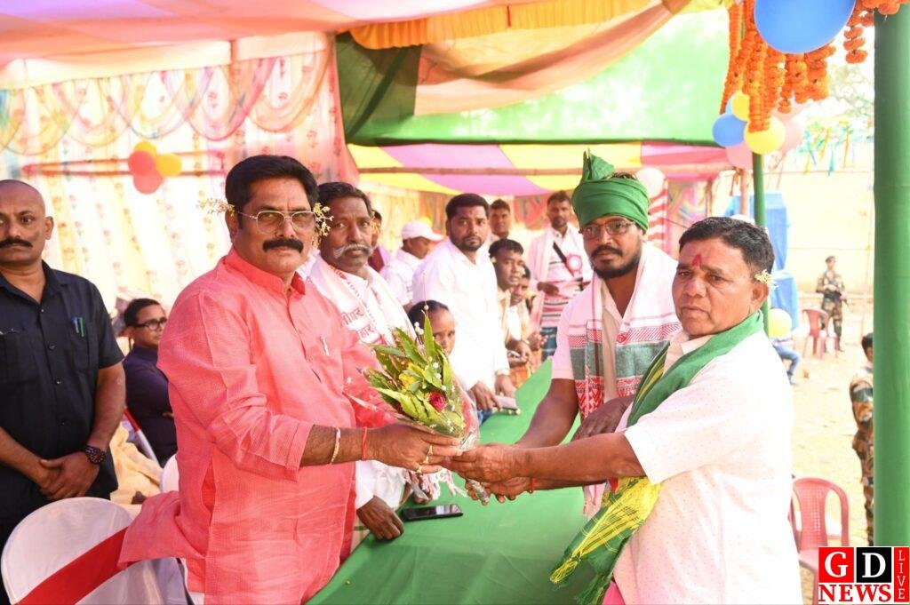 ललपनिया में आयोजित सरहुल पूजा महोत्सव में शामिल हुए मंत्री योगेंद्र प्रसाद 8 img 20260321 wa0168307161029848605682