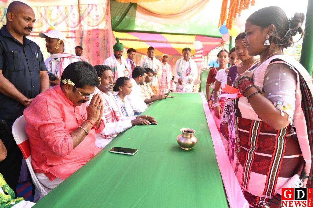 ललपनिया में आयोजित सरहुल पूजा महोत्सव में शामिल हुए मंत्री योगेंद्र प्रसाद 11 img 20260321 wa01698007083505055931480