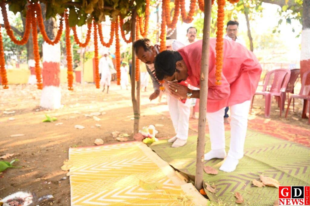 ललपनिया में आयोजित सरहुल पूजा महोत्सव में शामिल हुए मंत्री योगेंद्र प्रसाद 7 img 20260321 wa0174171505227572824859