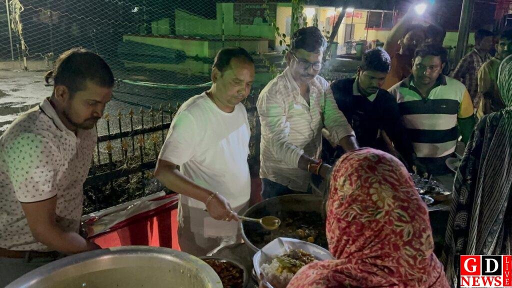 ईद की खुशी में लुत्फल हक ने जरूरतमंदों संग बांटी खुशियां, अपने हाथों से परोसा सम्मान और भोजन। 8 img 20260322 wa00515977491813556902319