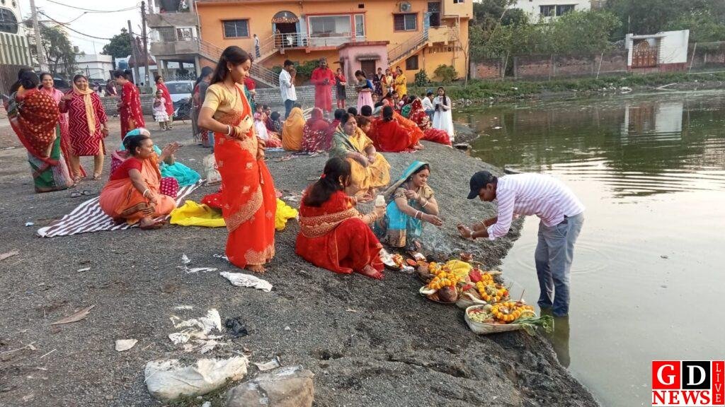 अस्ताचलगामी सूर्य को अर्घ्य के साथ संपन्न हुआ चैती छठ का तीसरा दिन, कल उषाकालीन अर्घ्य। 7 img 20260324 wa00403864719703676298174